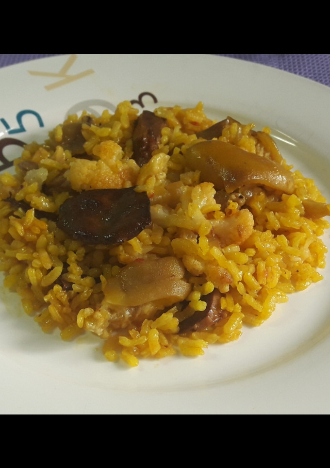 Una foto de Paella con manitas de cerdo, níscalos y coliflor