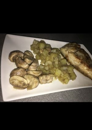 Une photo de Filet de lieu noir au beurre noisette et poêlée de topinambours et pdt