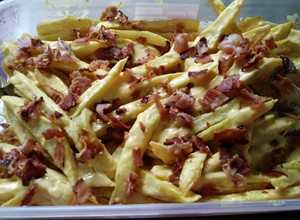 Una foto de Papas fritas con chedar y panceta!!!!
