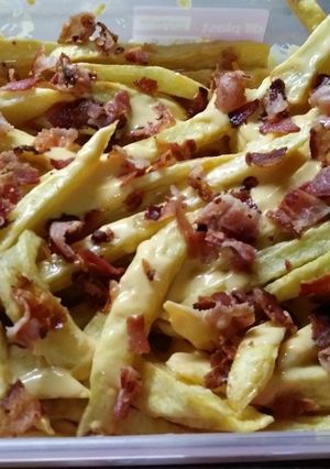 Una foto de Papas fritas con chedar y panceta!!!!