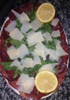 O poză a rețetei Bresaola rucola și parmigiano.