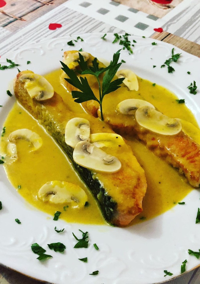 Una foto de Salmón a la naranja a mi manera con champiñones laminados