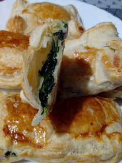 Una foto de Hojaldre relleno de espinacas, queso y pavo
