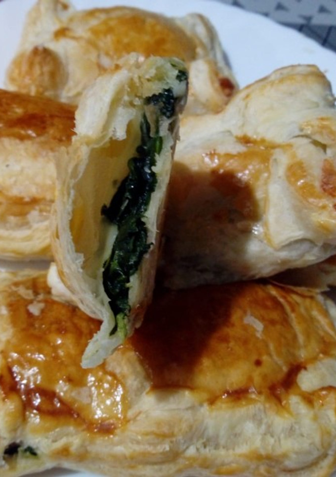 Una foto de Hojaldre relleno de espinacas, queso y pavo