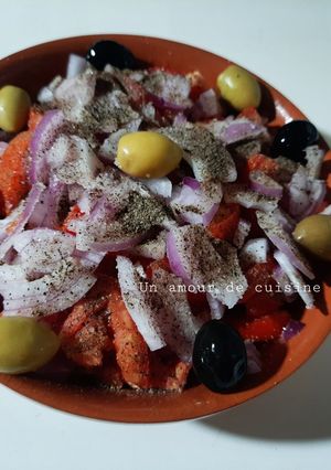 Une photo de Salade de tomates oignon et olives 🍅