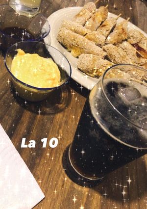 Una foto de Brochetas de salchicha y queso