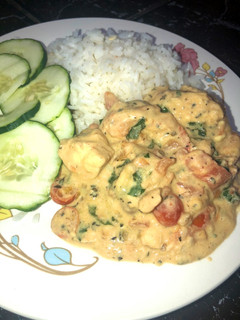 Una foto de Pollo Cremoso con albahaca 🌿 🍗🥘