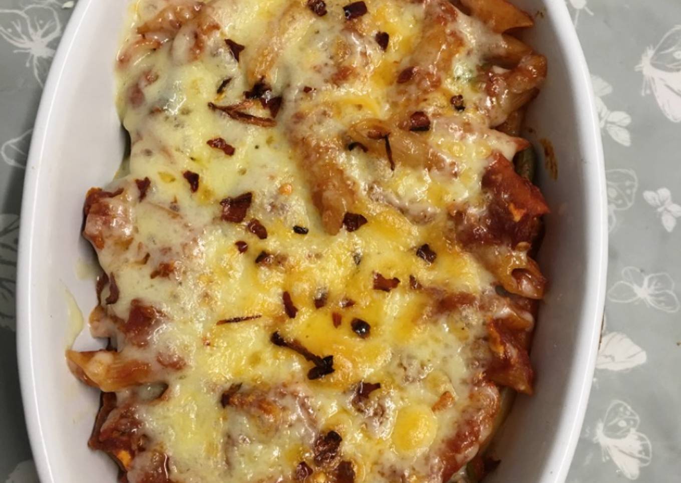 Pasta bake with kebab and egg