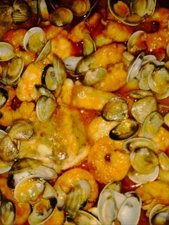 Una foto de Rape con langostinos y chirlas