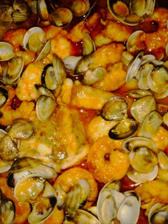 Una foto de Rape con langostinos y chirlas