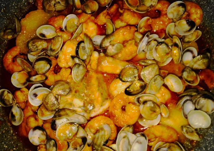 Rape con langostinos y chirlas