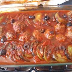 Una foto de Ratatouille con albóndigas