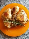 Pollo dorado en salsa de limón dulce en sartén Essen Nuit