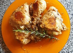 Una foto de Pollo dorado en salsa de limón dulce en sartén Essen Nuit