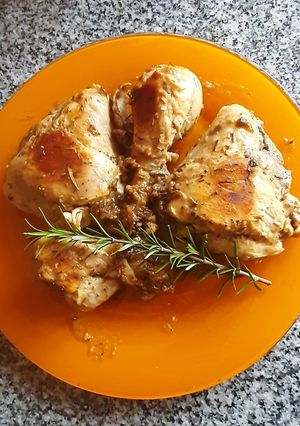 Una foto de Pollo dorado en salsa de limón dulce en sartén Essen Nuit