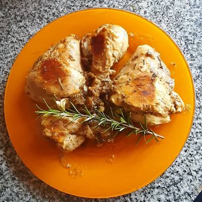 Pollo dorado en salsa de limón dulce en sartén Essen Nuit Receta de  RoxyLopez- Cookpad