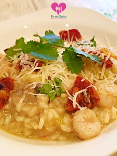 Una foto de Risotto de gambas, calabacín y champiñones