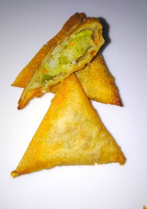 A picture of Mix vegetables samosa.