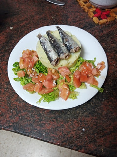 Una foto de Zócalo de puré de papas con sardinas de lata y mini ensalada