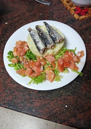 Foto principal de Zócalo de puré de papas con sardinas de lata y mini ensalada