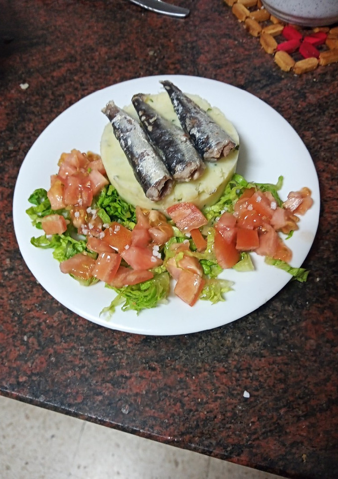 Una foto de Zócalo de puré de papas con sardinas de lata y mini ensalada