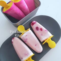 A picture of Berry Creamy Popsicles.