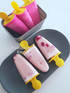 A picture of Berry Creamy Popsicles.