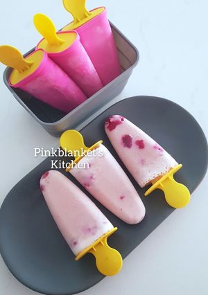 A picture of Berry Creamy Popsicles.