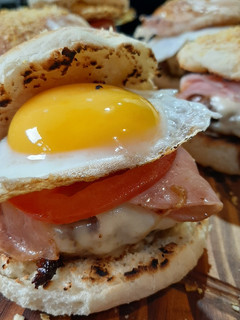 Una foto de Hamburguesa casera en pan de papa