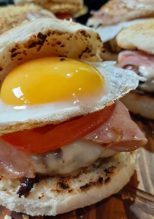 Una foto de Hamburguesa casera en pan de papa