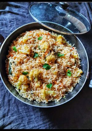 ফুলকপির পোলাও ই বিরিয়ানি(Cauliflower Polau e Biriyani recipe in Bengali) রেসিপির প্রধান ছবি