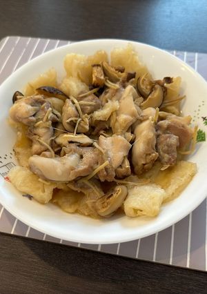 A picture of Steamed Chicken Thigh with Fish Maw and Mushroom 魚肚冬菇蒸雞.