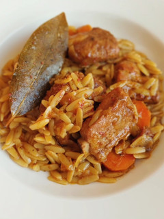 Una foto de Orzo con costillas y zanahoria