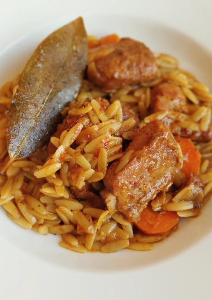 Una foto de Orzo con costillas y zanahoria