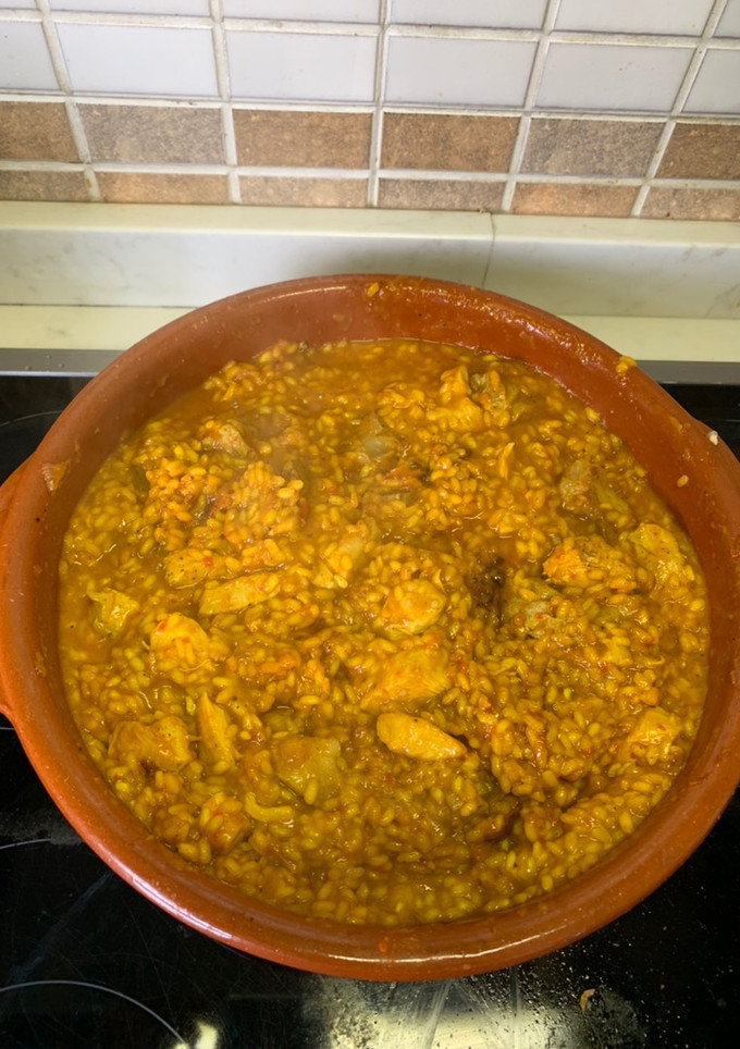 Una foto de Arroz con carne de pollo y cabezada de cerdo