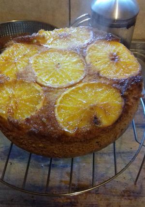 Una foto de Torta húmeda de naranja invertida