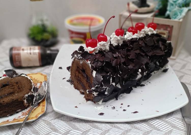 makanan Black forest roll cake…..🖤🖤🖤 Jadi, Enak