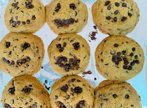 Hình của món Vào bếp cùng con: Bánh quy bơ chocolate chips dẻo mềm, ít ngọt, không cần máy đánh, cho lễ Halloween.