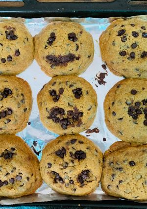 Hình của món Vào bếp cùng con: Bánh quy bơ chocolate chips dẻo mềm, ít ngọt, không cần máy đánh, cho lễ Halloween.