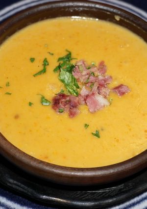 Una foto de CREMA DE ARVEJAS AMARILLAS PARTIDAS SECAS, CON JAMÓN AHUMADO