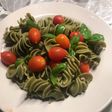 Fideos de verdura con albahaca y tomate cherry! Junto a @cocinacaeraya