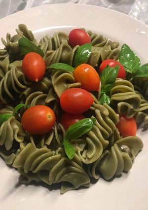 Una foto de Fideos de verdura con albahaca y tomate cherry! Junto a @cocinacaeraya