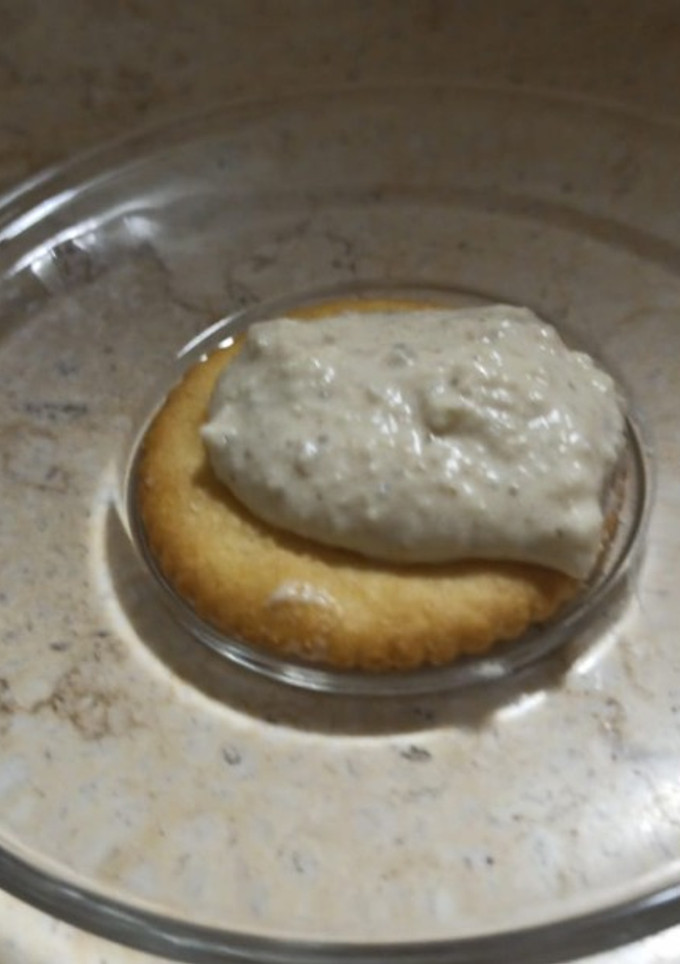 Una foto de Dip de salmón con cheddar y alcaparras
