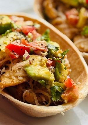 Hình của món Thuyền Taco Gà & Rau Quả.