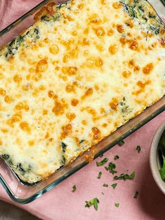 Una foto de ESPINACAS AL HORNO CON BECHAMEL, JAMÓN Y QUESO