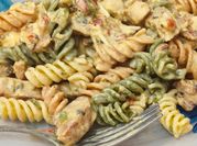 Una foto de ensalada de fusilli