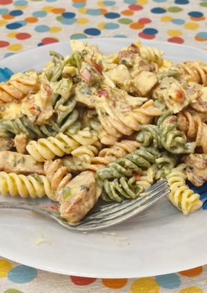 Foto principal de Ensalada cremosa de pasta y relish (Estilo deli)
