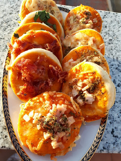 Una foto de Mini pizzas variadas