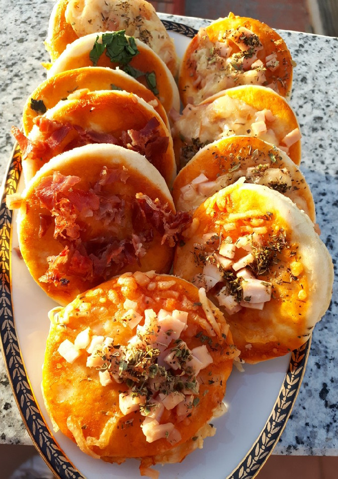 Una foto de Mini pizzas variadas