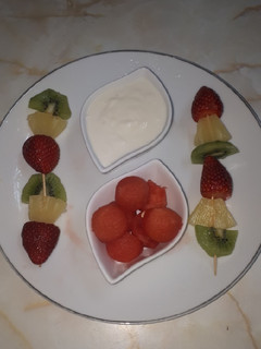 Una foto de Brocheta de fruta para desayunar😋🍡🍉